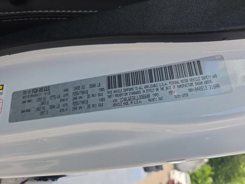 Certified 2018 Jeep Wrangler Unlimited Sahara w/ Connectivity Group AWD/4WD image 17