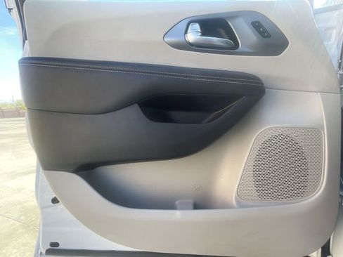 Used 2024 Chrysler Pacifica Touring-L image 21