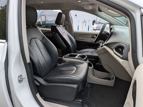 Certified 2022 Chrysler Pacifica Touring-L image 26