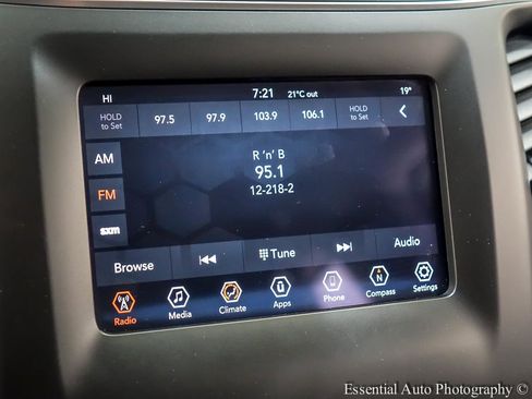 Used 2019 Jeep Cherokee Latitude Plus w/ Comfort/Convenience Group image 20