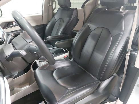 Used 2024 Chrysler Pacifica Touring-L FWD image 14