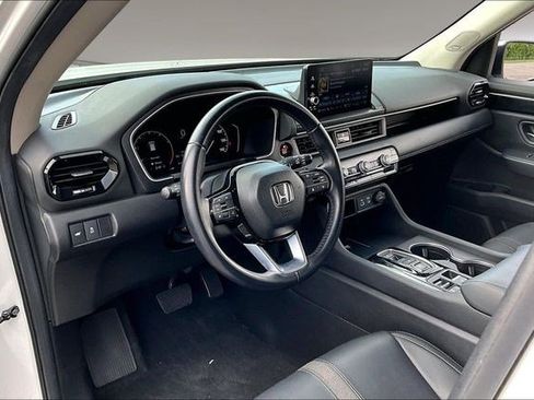 Certified 2025 Honda Pilot Touring image 17