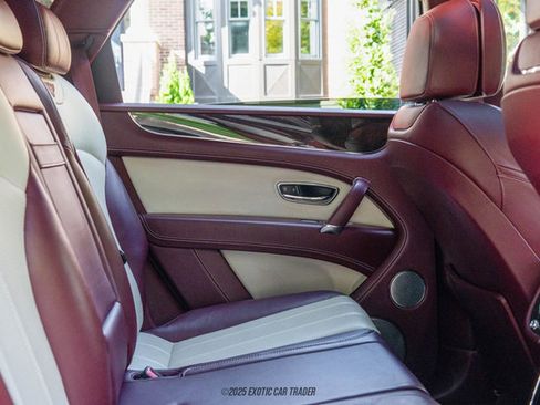 Used 2019 Bentley Bentayga image 44