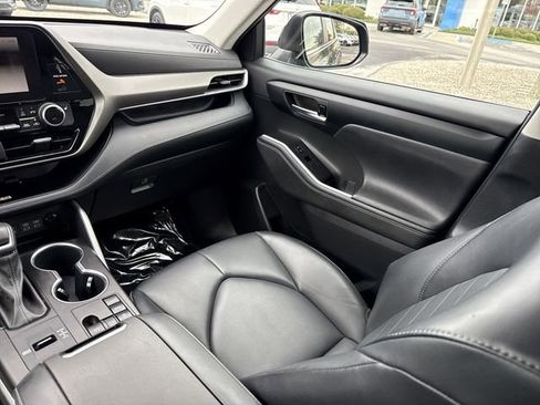 Used 2023 Toyota Highlander XLE image 27