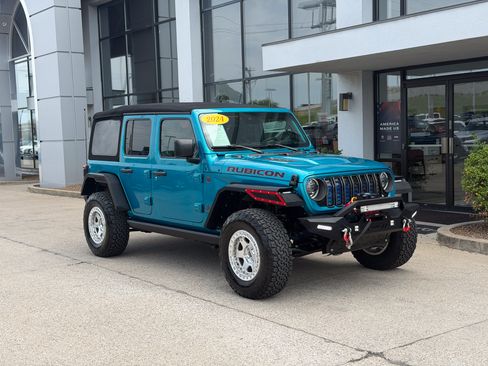 Used 2024 Jeep Wrangler Unlimited Rubicon w/ Convenience Group AWD/4WD image 2