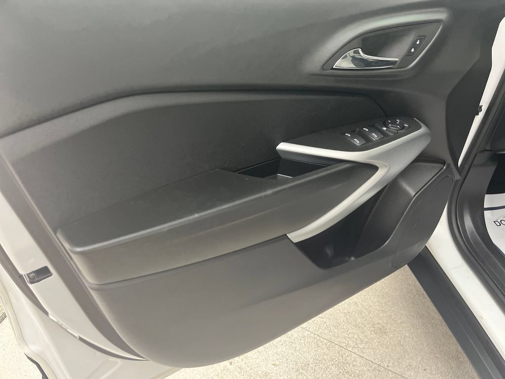 Used 2025 Chevrolet Trax LS FWD image 11