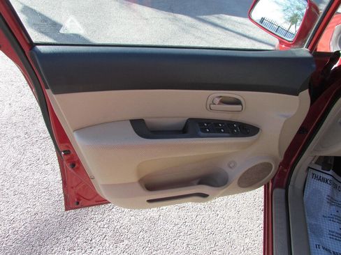 Used 2007 Kia Rondo LX w/ Convenience Pkg image 25