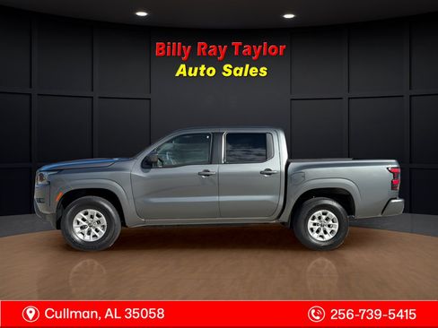 Used 2024 Nissan Frontier SV image 2