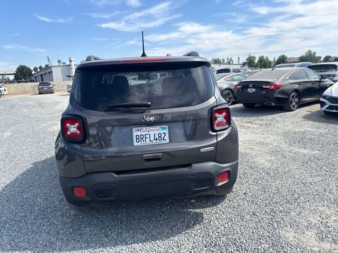 Used 2018 Jeep Renegade Latitude w/ Advanced Technology Group FWD image 6
