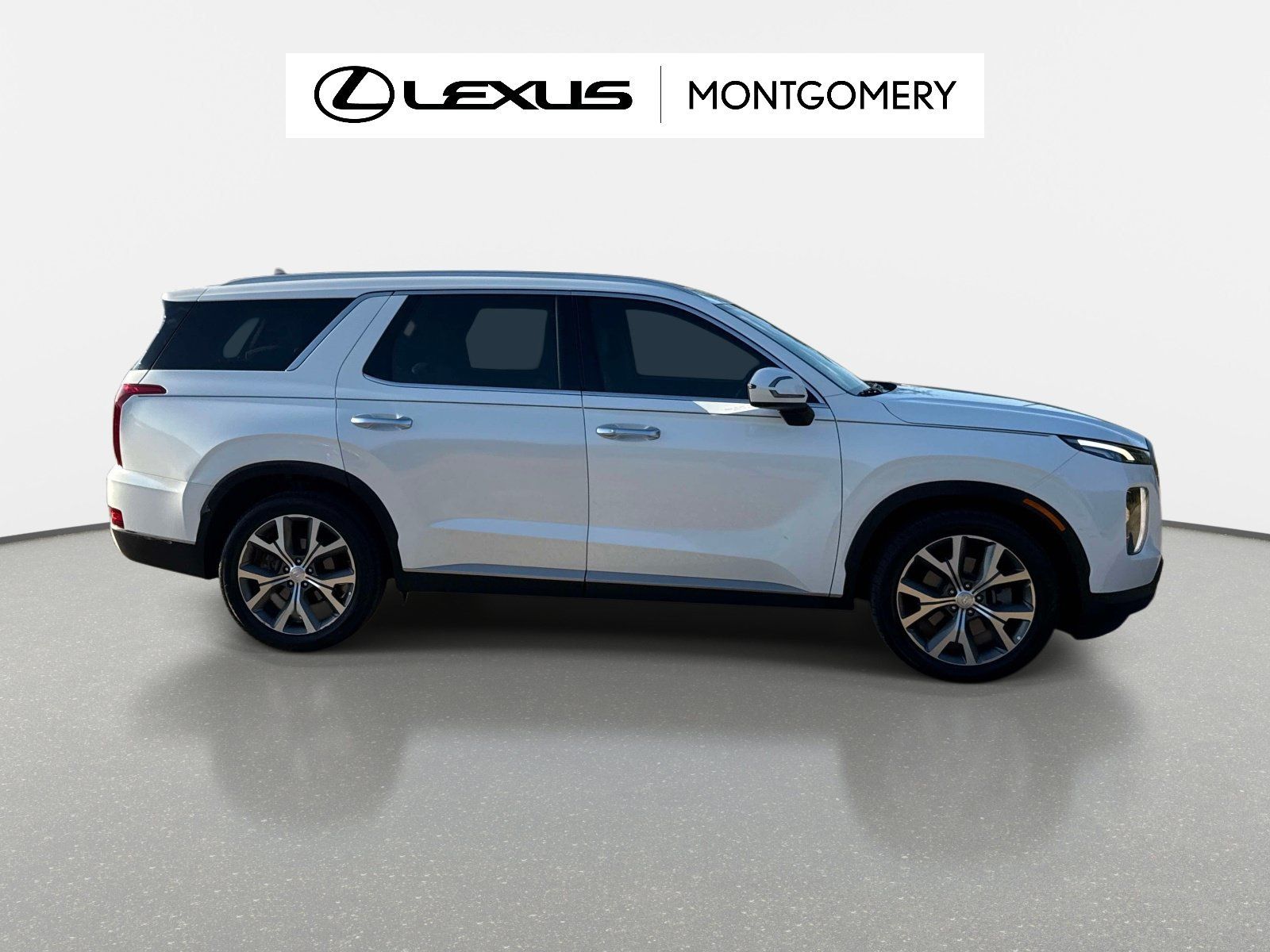 Used 2022 Hyundai Palisade SEL w/ Premium Package FWD image 2