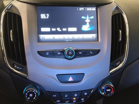 Used 2018 Chevrolet Cruze LS image 25