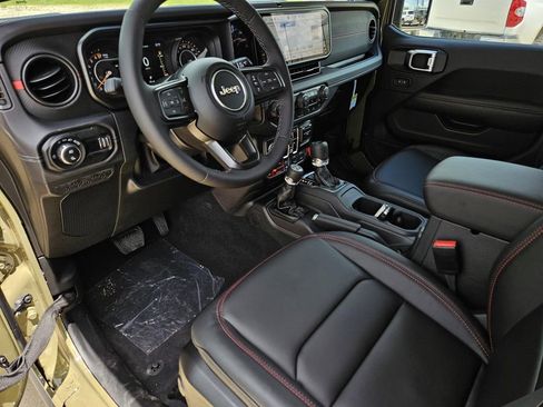 New 2025 Jeep Gladiator Rubicon image 18