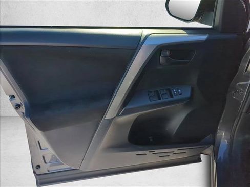 Used 2017 Toyota RAV4 LE FWD image 10