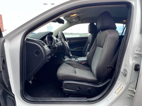 Used 2019 Chrysler 300 Touring w/ Sport Appearance Package image 10