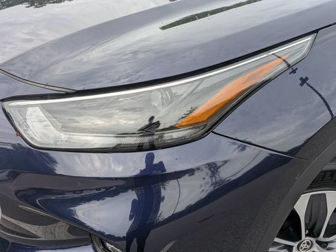 Used 2025 Toyota Highlander XLE FWD image 7