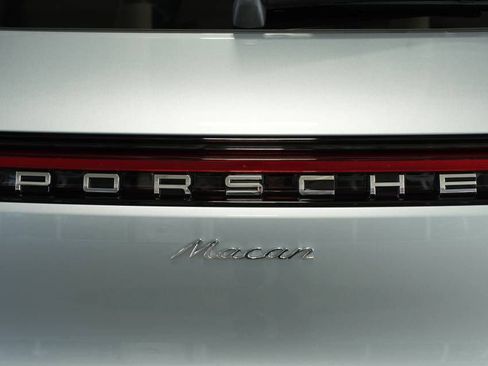 Certified 2025 Porsche Macan AWD/4WD image 38