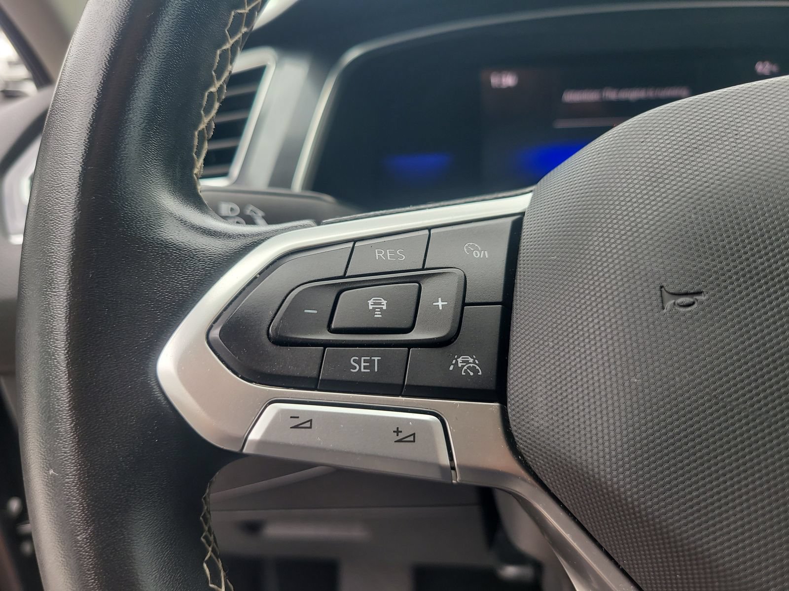 Used 2022 Volkswagen Tiguan SE w/ Panoramic Sunroof Package FWD image 29