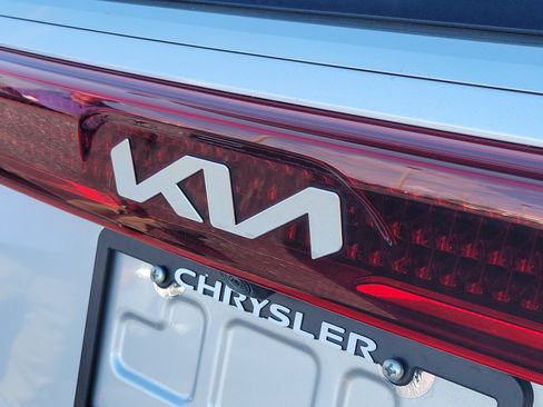 Used 2022 Kia Carnival LX FWD image 8