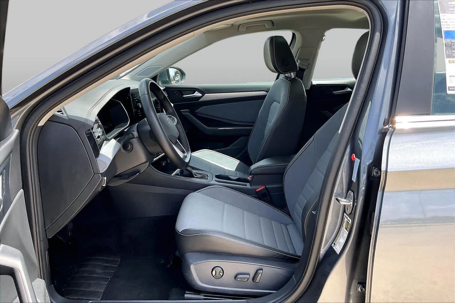 Used 2025 Volkswagen Jetta SE FWD image 8