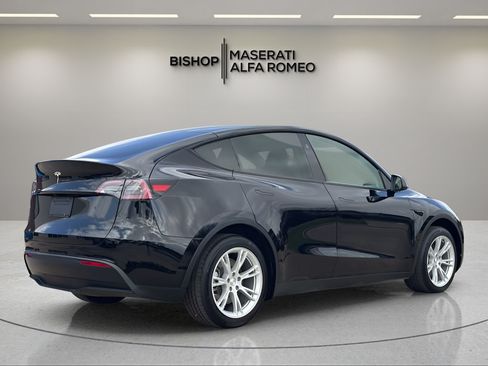 Used 2023 Tesla Model Y 2WD image 4
