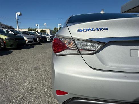 Used 2015 Hyundai Sonata Hybrid image 12
