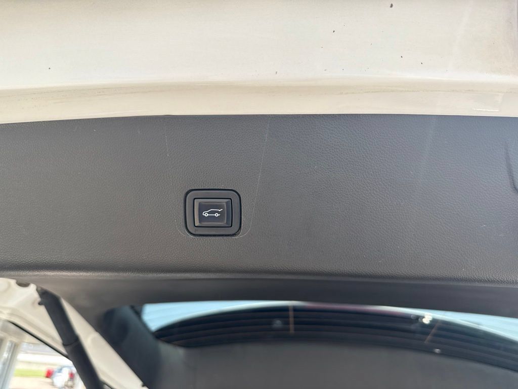 Used 2023 Chevrolet Traverse LT FWD image 13