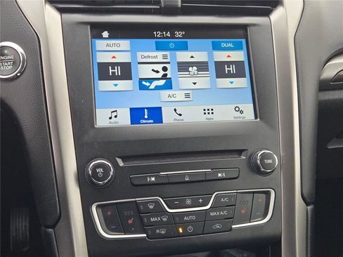 Used 2017 Ford Fusion SE w/ Fusion SE Technology Package image 28