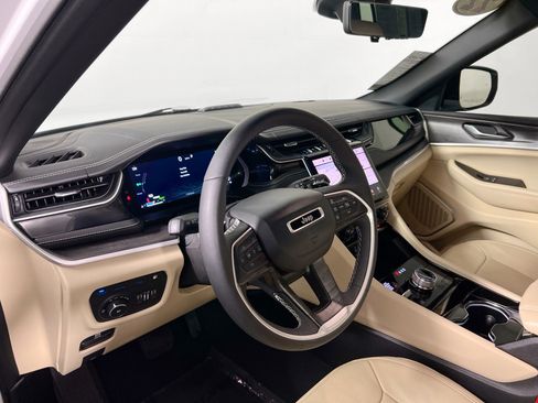 Used 2022 Jeep Grand Cherokee Limited 4xe w/ Luxury Tech Group II AWD/4WD image 11
