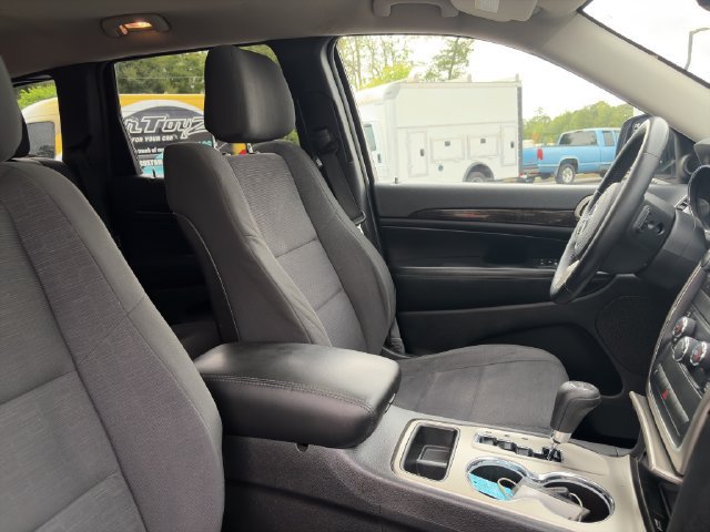 Used 2012 Jeep Grand Cherokee Laredo w/ Laredo E Group AWD/4WD image 4
