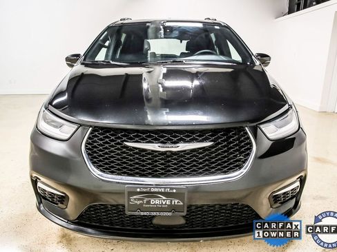 Used 2022 Chrysler Pacifica Touring image 10