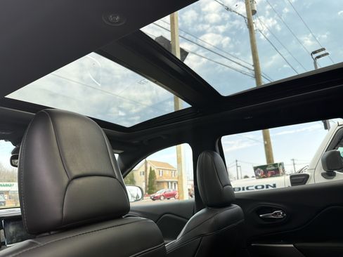 Used 2019 Jeep Cherokee High Altitude AWD/4WD image 14