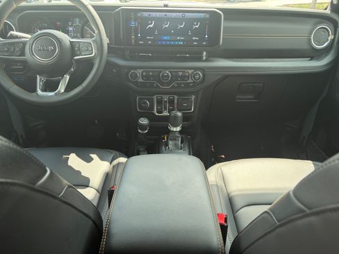 Used 2024 Jeep Wrangler Unlimited Sahara w/ Technology Group AWD/4WD image 17
