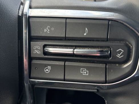 Used 2025 GMC Acadia Elevation image 17