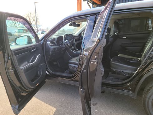 Used 2021 Toyota Highlander XLE image 7