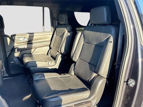 Used 2023 Chevrolet Suburban LT w/ Luxury Package image 24