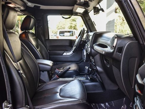 Used 2018 Jeep Wrangler Unlimited Rubicon w/ Connectivity Group image 15