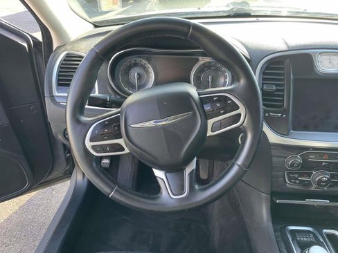 Used 2018 Chrysler 300 Touring w/ Driver Convenience Group image 20