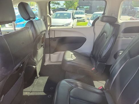 Used 2023 Chrysler Pacifica Touring-L FWD image 15