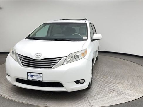 Used 2011 Toyota Sienna XLE w/ Premium Pkg image 7