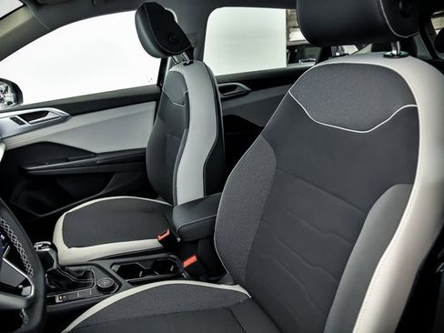 Certified 2025 Volkswagen Taos SE w/ Panoramic Sunroof Package image 7