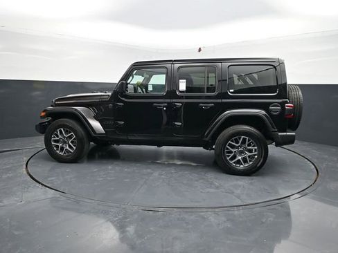 Used 2025 Jeep Wrangler Sahara image 4