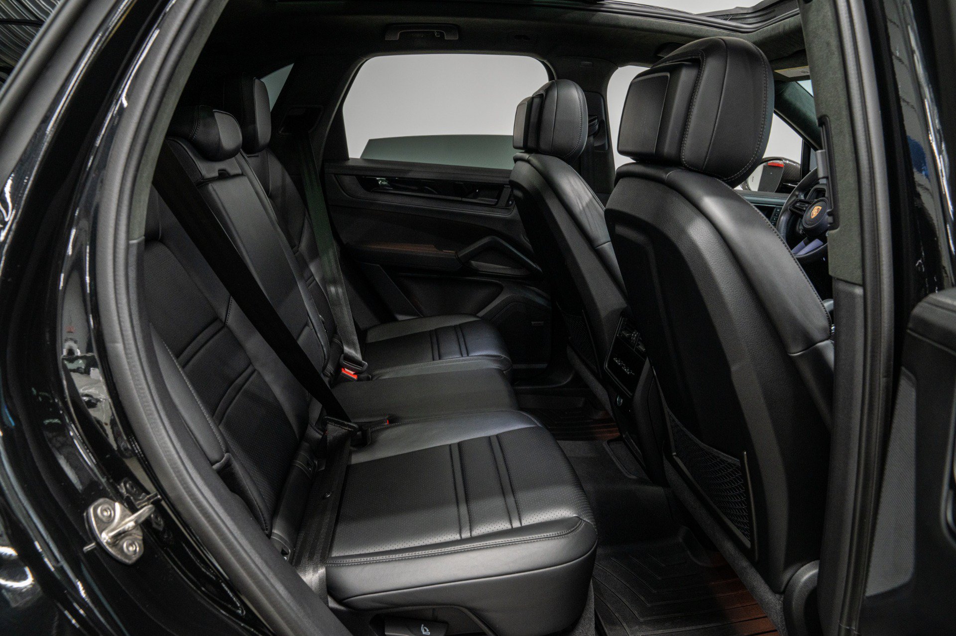 Used 2025 Porsche Cayenne GTS AWD/4WD image 38