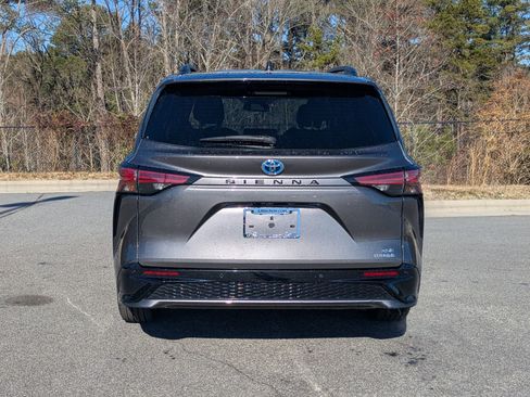 Used 2022 Toyota Sienna XSE image 6