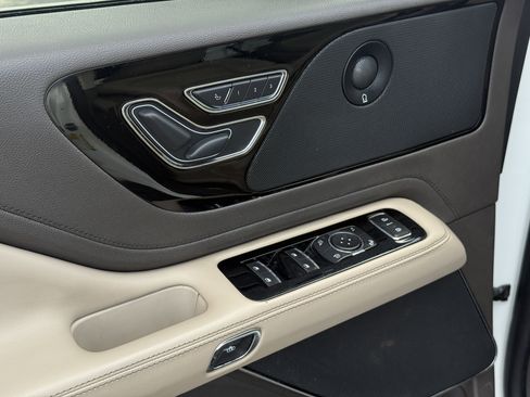 Used 2022 Lincoln Aviator Reserve image 25