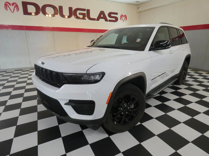 Used 2025 Jeep Grand Cherokee Altitude RWD image 1