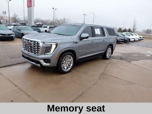 Used 2025 GMC Yukon XL Denali w/ Denali Reserve Package image 9