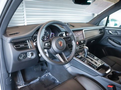 Used 2025 Porsche Macan GTS image 4