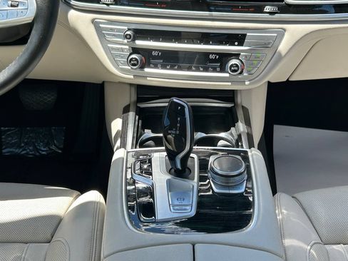 Used 2022 BMW 740i RWD image 31