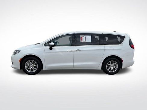 Used 2022 Chrysler Voyager LX FWD image 3