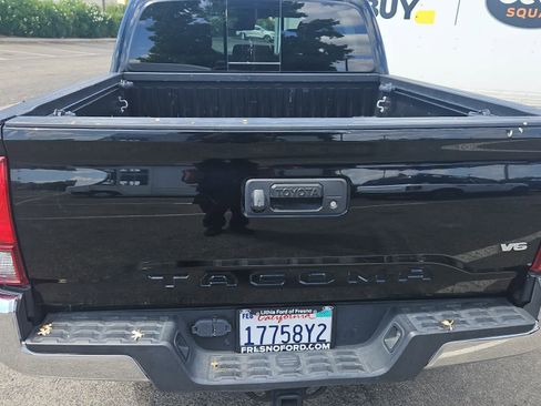 Used 2018 Toyota Tacoma TRD Off-Road AWD/4WD image 8